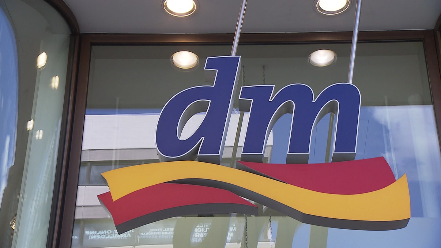 dm-Logo, Drogeriemarkt: Fast jeder kennt Balea, Alverde und Denkmit, die Eigenmarken der erfolgreichsten deutschen Drogeriekette. Produkte von dm im Vergleich mit Marken – was ist besser, was günstiger?