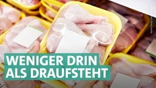 Zwei Hände halten eine Packung in Folie eingepackte Hähnchenschenkel.