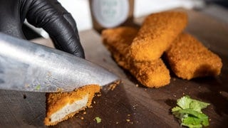 Veganes Fischfilet-Imitat wird geschnitten