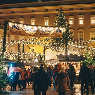 Weihnachtsmarkt, mit vielen Lichtern und Weihnachtsbaum. Diebstahl auf dem Weihnachtsmarkt: Was sind die Tricks der Taschendiebe?