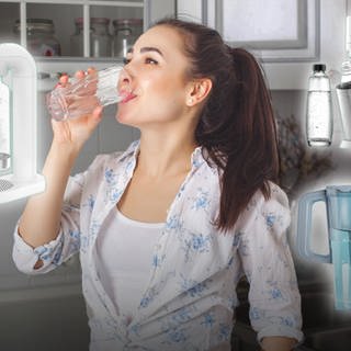 Junge Frau trinkt in einer Küche ein Glas Wasser. Wassersprudler von Soda Stream, Aarke, Brita und Wasserfilter: Welcher ist gut? Kann man Leitungswasser guten Gewissens trinken?