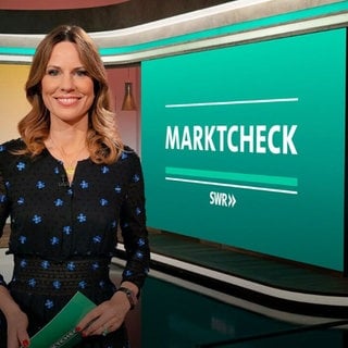 Hendrike Brenninkmeyer moderiert Marktcheck am 5. März 2024: No name oder Markenprodukte, geräucherte Forellen im Test, Rheuma behandeln, Warnwesten mit Mängeln.