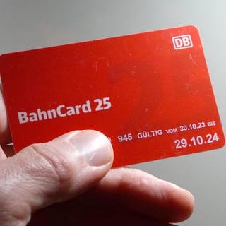 Die Deutsche Bahn will BahnCards künftig nur noch digital vergeben und auf die Variante aus Plastik verzichten.