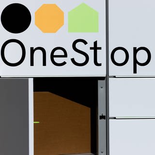 Eine Paketstation ohne Label von OneStopBox, einer Tochterfirma der Deutschen Post DHL, steht unweit der Konzernzentrale
