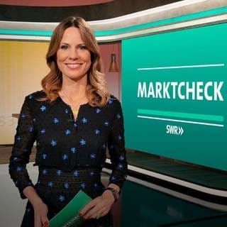 Hendrike Brenninkmeyer moderiert Marktcheck mit den Themen: In-Ear Kopfhörer im Test, meine Rechte als Patient, Gemüse: roh oder gekocht, Frischetest für Eier.