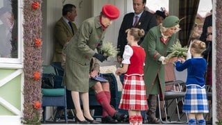 Für ein Familienunternehmen unterwegs: Prinzessin Anne (l), die Princess Royal, und Camilla (2.v.r), Herzogin von Cornwall, während eines Aufenthalts in Schottland.