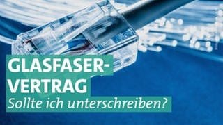 Glasfaserm, davor ein LAN-Kabel. Glasfaservertrag an der Haustür: Verbraucher beschweren sich über Vertriebsmethoden.