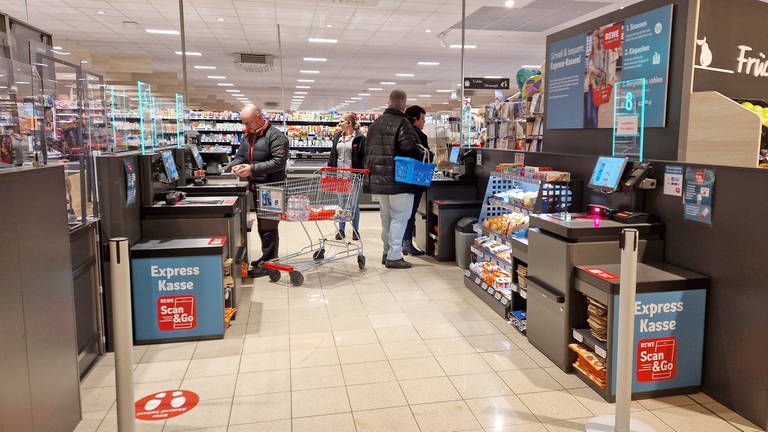 Immer mehr Supermärkte bieten Self-Checkout-Systeme an. Hier werden sie Expresskassen genannt.
