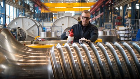 Mitarbeiter beim Pressenhersteller Schuler