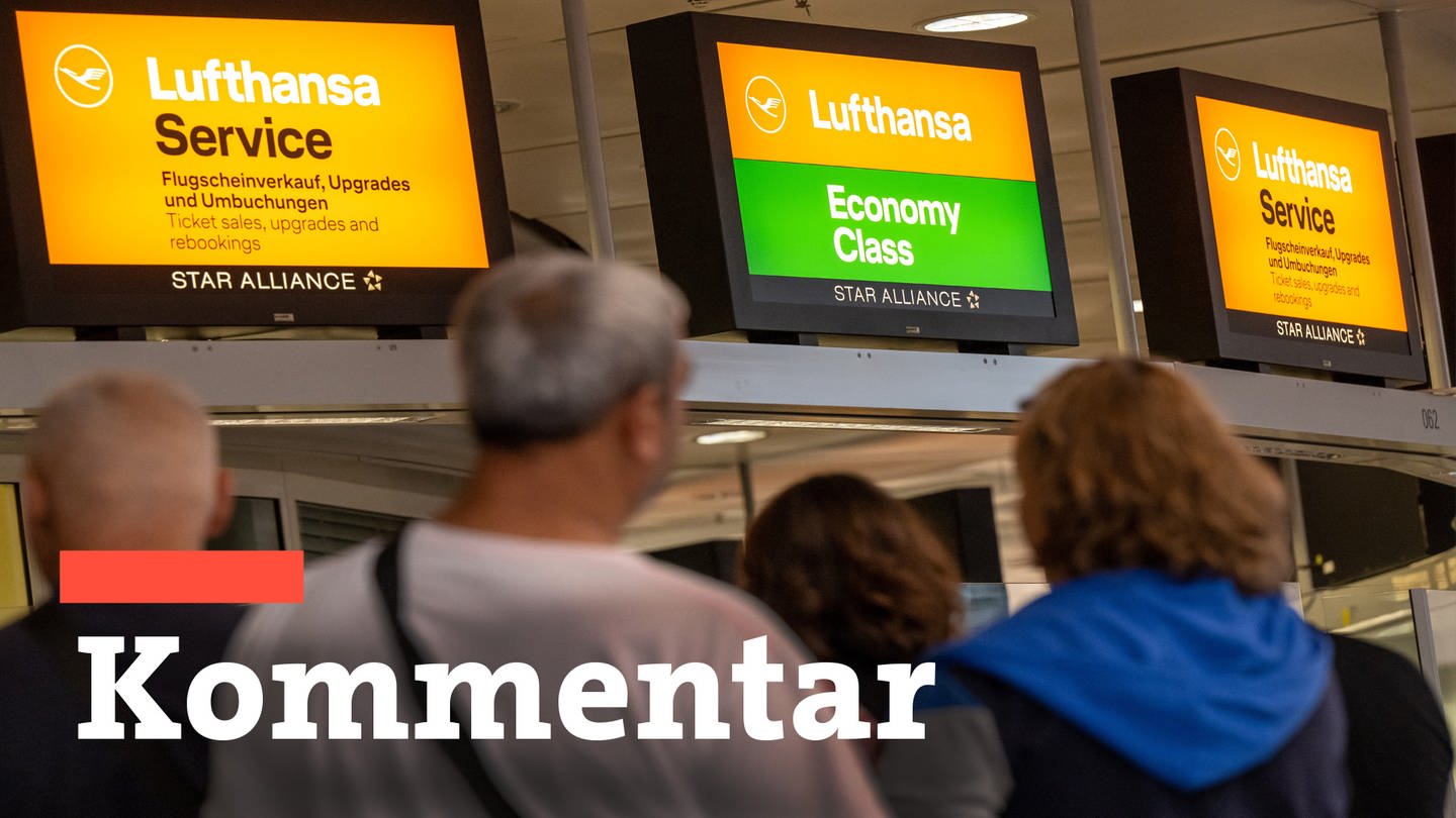 Passagiere stehen an einem Lufthansa-Service-Schalter am Flughafen München. Wegen des Verdi-Warnstreiks hat die Lufthansa nahezu ihren kompletten Flugplan abgesagt.