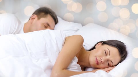 Mann und Frau schalfen im Bett