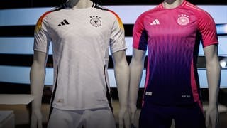 2 Fußballtrikots der deutschen Nationalmannschaft für die EM 2024. Adidas - wie gut sind DFB-Trikot, EM-Ball und Sambas? | Marktcheck SWR 