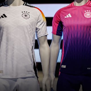 2 Fußballtrikots der deutschen Nationalmannschaft für die EM 2024. Adidas - wie gut sind DFB-Trikot, EM-Ball und Sambas? | Marktcheck SWR 