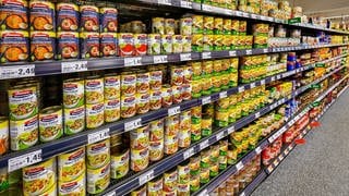 Konservendosen im Regal eines Supermarktes:Schädliches Bisphenol kann aus der Dosenbeschichtung in den Inhalt übergehen, warnt Stiftung Warentest.