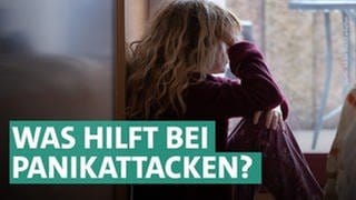 Frau sitzt zuhause auf dem Boden mit dem Kopf in den Händen vergraben mit Depression, Einsamkeit oder Traurigkeit.