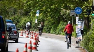 Neu in der Corona-Krise: Radfahrer nutzen eine vorübergehend abgesperrte Straßenspur als Radweg.