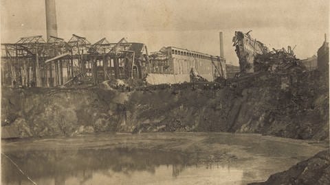Ruinen des BASF-Werks Ludwigshafen-Oppau: Die Explosion 1921 durch Ammoniumsulfat riss einen riesigen Krater ins Erdreich.