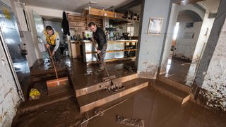 Schlamm durch Hochwasser bei jemandem Zuhause. Überschwemmung: Versicherung zahlt nicht oder mauert.