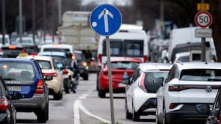 Zahlreiche Autos fahren in eine Innenstadt und stauen sich zurück. Die Deutsche Umwelthilfe (DUH) versucht, Geländewagen aus Städten zu verbannen - mithilfe von Anträgen auf höhere Parkgebühren.