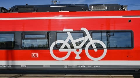 In vielen Zügen der Deutschen Bahn können Fahrräder mitgenommen werden.
