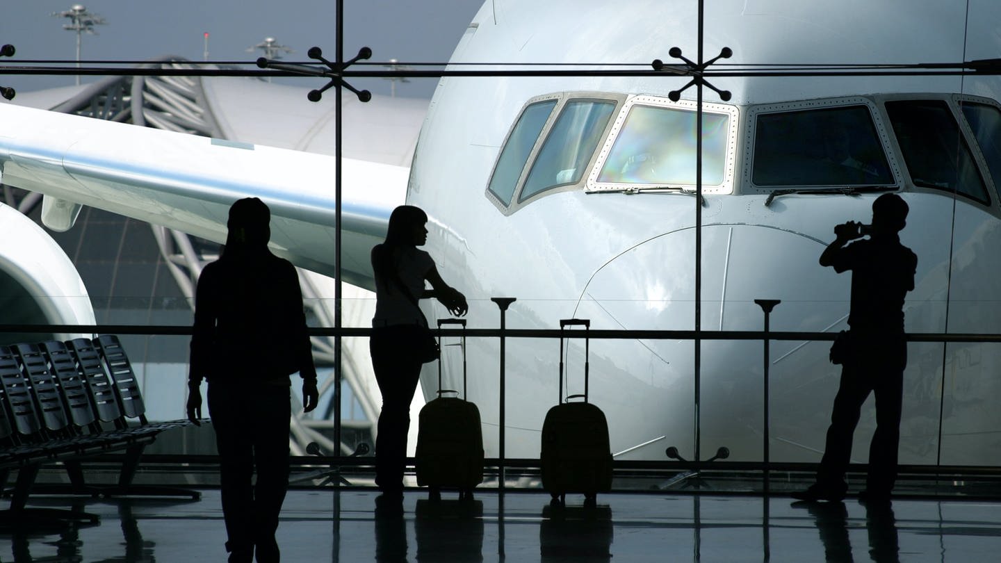 Mehrere Reisende stehen am Flughafen. Reiserecht: Wie bekommen Sie Entschädigung und Schadensersatz bei verlorenem Gepäck, verspäteten Flügen, vorverlegten Flügen, Chaos am Flughafen, falschem Hotel und anderen Reisemängeln?