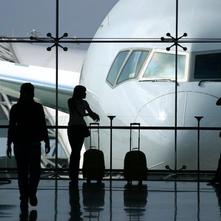 Mehrere Reisende stehen am Flughafen. Reiserecht: Wie bekommen Sie Entschädigung und Schadensersatz bei verlorenem Gepäck, verspäteten Flügen, vorverlegten Flügen, Chaos am Flughafen, falschem Hotel und anderen Reisemängeln?