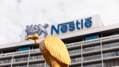 Der Negativ-Preis "Goldener Geier" als Figur vor einem Gebäude des Nestlé Konzerns 
