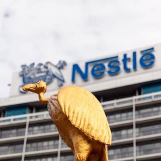 Der Negativ-Preis "Goldener Geier" als Figur vor einem Gebäude des Nestlé Konzerns 