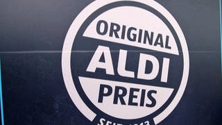 Werbung von Aldi mit der Aufschrift Original Aldi Preis - seit 1913. Aldi Süd und Nord sind zusammen der größte deutsche Discounter. Wir checken Preis und Qualität bei Spaghetti, Saft und Gartengeräten.