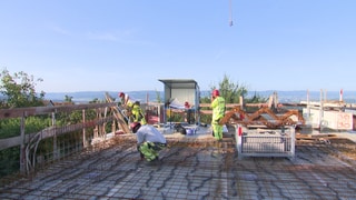 Eine Baustelle mit Ausblick: Draußen arbeiten hat Vorteile - es kann aber sehr heiß werden.