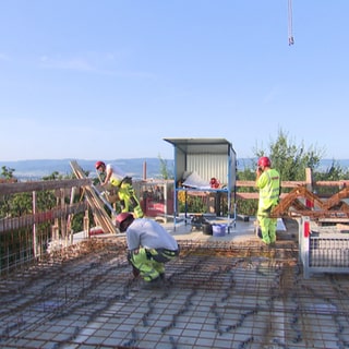 Eine Baustelle mit Ausblick: Draußen arbeiten hat Vorteile - es kann aber sehr heiß werden.