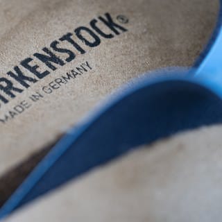 Gegen preisgünstige Nachahmer der bequemen Sandalen mit Fußbett geht Birkenstock den Klageweg. Bekommt Birkenstock bald ein Monopol auf seine Schlappen mit Hilfe des Urheberrechts?