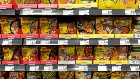 Ein Regal voller Artikel von Maggi: Saucen, Suppen, Instant, Fertiggerichte. 