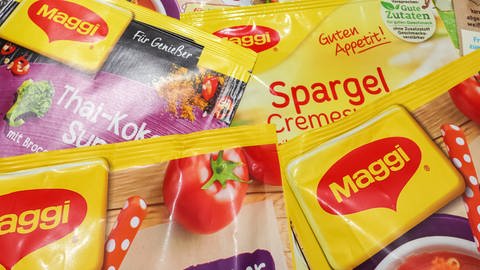 Maggi - internationale Marke für Suppen, Brühe, Ketchup, Saucen, Gewürze und Instant-Nudeln, Tütensuppen liegen übereinander, schnelle Küche mit Fertiggerichten - Hersteller wie Maggi oder Knorr verwenden oft Geschmacksverstärker, Würze und viel Salz