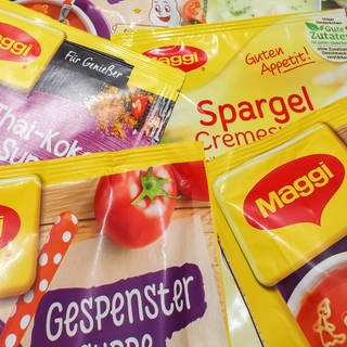 Maggi - internationale Marke für Suppen, Brühe, Ketchup, Saucen, Gewürze und Instant-Nudeln, Tütensuppen liegen übereinander, schnelle Küche mit Fertiggerichten - Hersteller wie Maggi oder Knorr verwenden oft Geschmacksverstärker, Würze und viel Salz