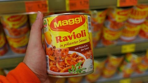 Ravioli von Maggi in pikanter Sauce in der Dose. Maggi Würze steht seltener auf dem Tisch, aber meterweise Maggi-Produkte im Supermarkt - trotz schlechtem Ruf von Fertiggerichten. Vier Wochen nur Maggi essen: Was passiert dann?