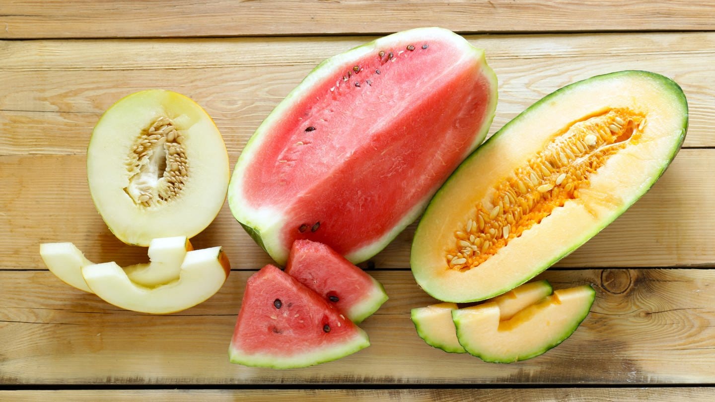 Wassermelone und verschiedene Zuckermelonen: Melonen sind süß, obwohl sie wenig Zucker enthalten - und daher erfrischend und gesund. Tipps und leckere Rezeptideen - auch für Melonenkerne und -schale.