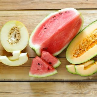 Wassermelone und verschiedene Zuckermelonen: Melonen sind süß, obwohl sie wenig Zucker enthalten - und daher erfrischend und gesund. Tipps und leckere Rezeptideen - auch für Melonenkerne und -schale.