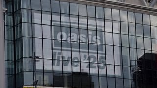 Am Londoner Wembey-Station hängt schon ein Banner für die Tour von Oasis im Jahr 2025.