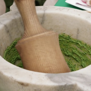 Pesto Genovese wird in mit einem Mörser zubereitet.