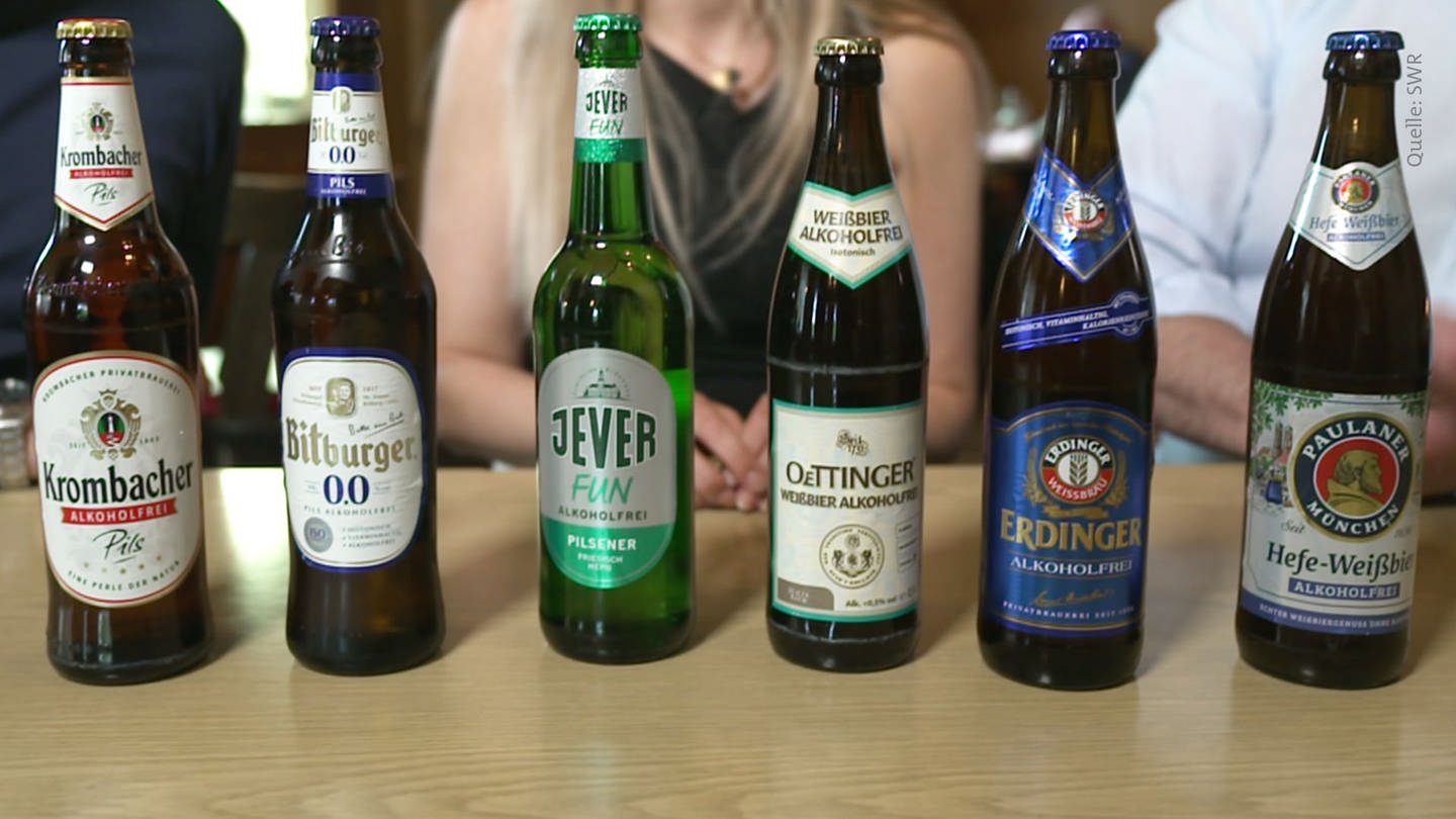 Alkoholfreies Pilsener und Weizenbier in Flaschen: Krombacher, Bitburger, Jever, Oettinger, Erdinger, Paulaner. Marktcheck macht den Test. Wie wird alkoholfreies Bier hergestellt? Und welche Unterschiede lassen sich herausschmecken?