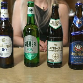 Alkoholfreies Pilsener und Weizenbier in Flaschen: Krombacher, Bitburger, Jever, Oettinger, Erdinger, Paulaner. Marktcheck macht den Test. Wie wird alkoholfreies Bier hergestellt? Und welche Unterschiede lassen sich herausschmecken?