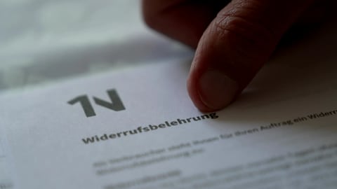 Eine Person geht mit dem Finger über ein Schreiben der Firma 1N Telecom - die Widerrufsbelehrung.