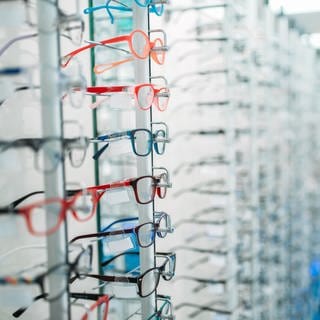 Brillengeschäft: Brillen bestellt und bezahlt über Brillen.de – aber die Optiker-Filiale macht dicht. Wir helfen, damit ein Paar an die Brillen kommt.