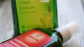 Weleda Naturkosmetikprodukte liegen auf einem Tisch. Weleda eröffnet ein neues nachhaltiges Logistikzentrum.