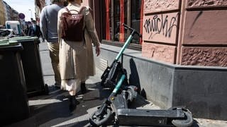 Umgekippte E-Scooter liegen auf dem Geweg. Wer haftet bei Unfällen durch rumliegnde E-Roller?