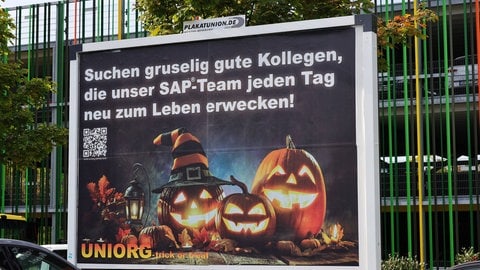 Wird SAP zu wertvoll für den Dax?  Ein Werbeplakat der Firma Uniorg mit beleuchteten Kürbissen im Halloween Stil. Die Firma suchte so Ende 2023 neue Mitarbeiter für idas SAP Team. 