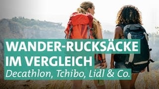 Zwei Frauen in Outdoorklamotten schauen in die Berge, mit einem günstigen roten Wanderrucksack und einem Trekkingrucksack