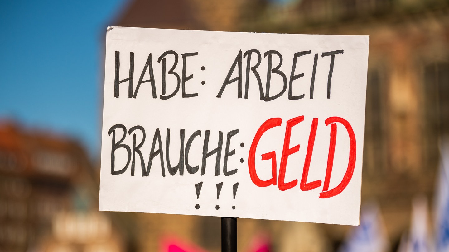 Mit Warnstreiks und Menschenketten protestieren die Mitarbeiter im öffentlichen Dienst für mehr Geld.