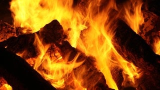 Holzfeuer in einem Kamin in Frankfurt (Oder). Millionen Kaminöfen müssen ab 2025 strengere Grenzwerte einhalten. Nicht jeder Ofen muss eingemottet werden. Was zu tun ist, damit der Ofen weiterheizen darf.